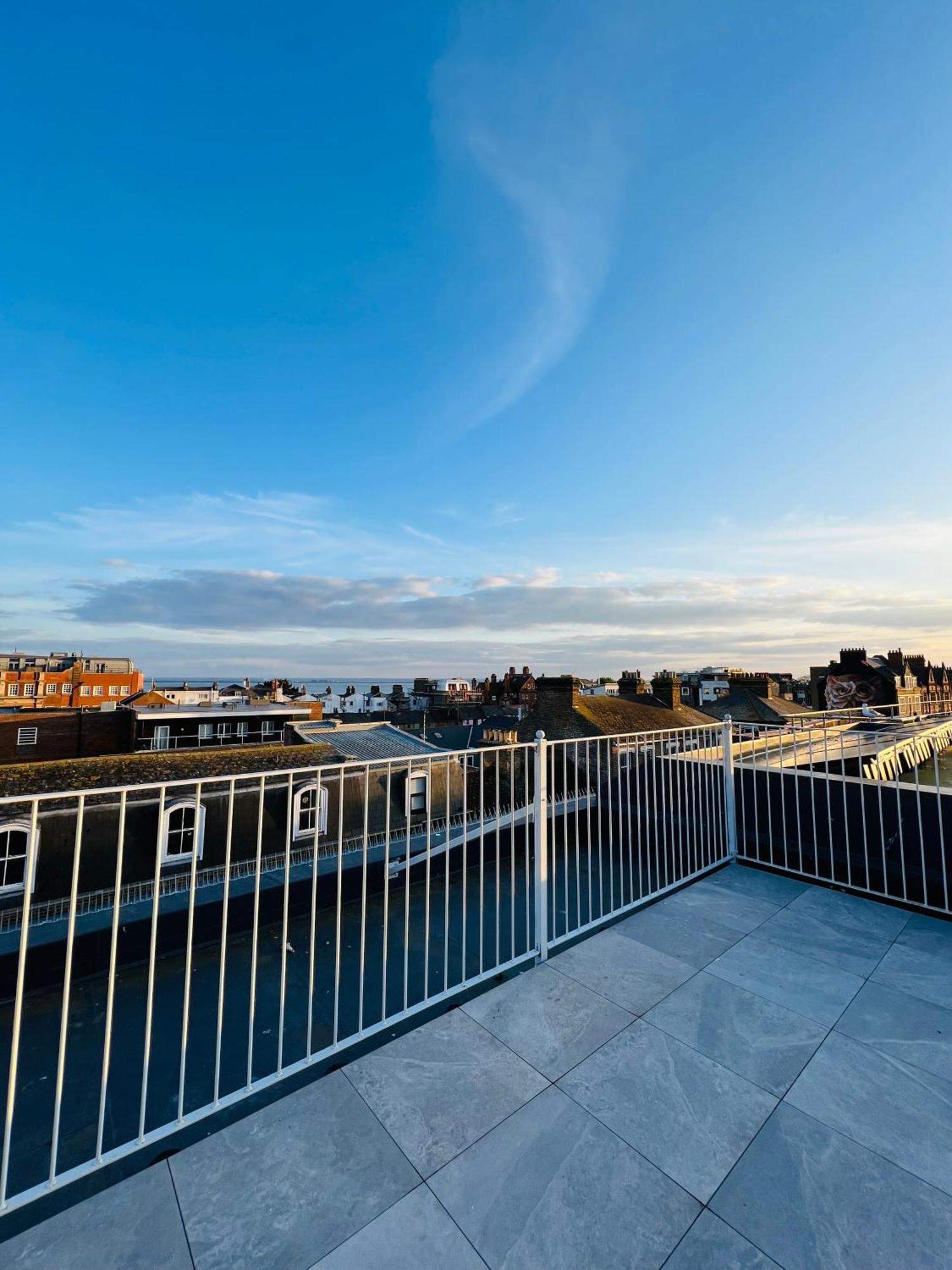 Stunning New Penthouse Apartment Сътън он Сий Екстериор снимка
